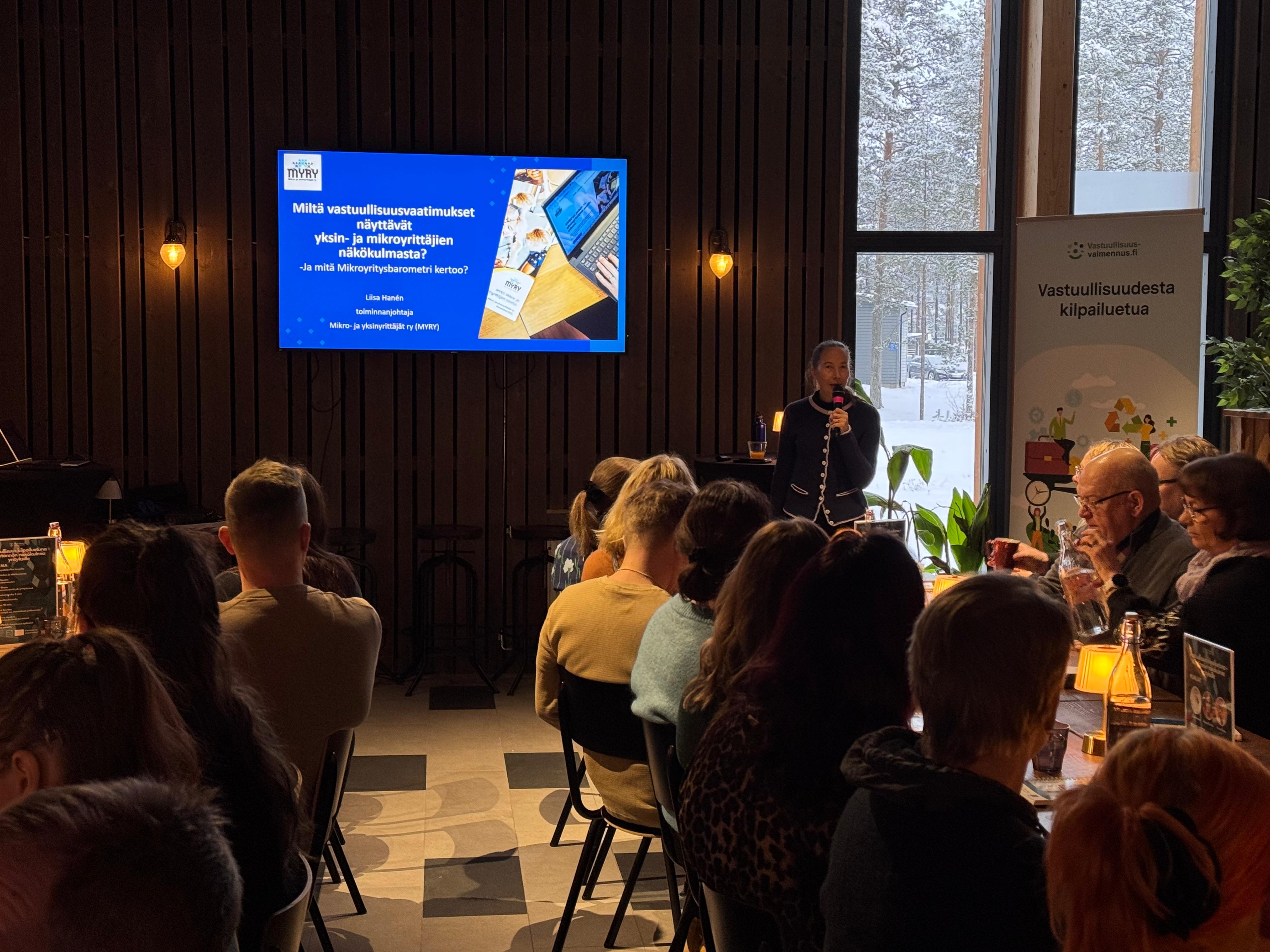 Liisa Hanén ensimmäisenä puhumassa.