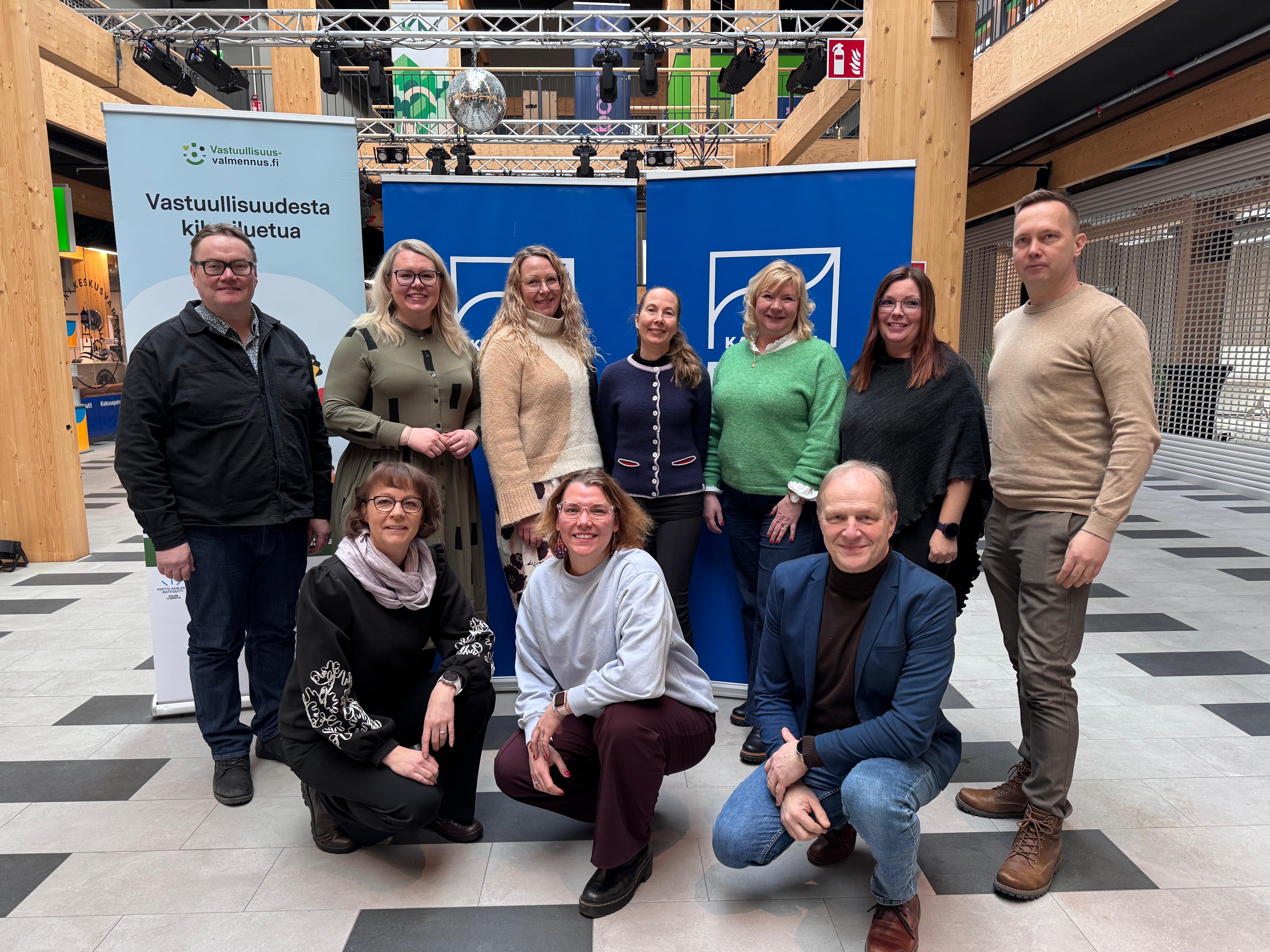 Vastuullisuusseminaarin puhujia ja järjestäjäorganisaatiota. Ylärivissa Sami Vuolteenaho, Anna Uusitalo, Arna Grym, Liisa Hanén, Mari Niemelä, Heidi Hukka ja Perttu Siermala. Alarivissä Miia Himanka, Mari Palin ja Esa Marjakangas.