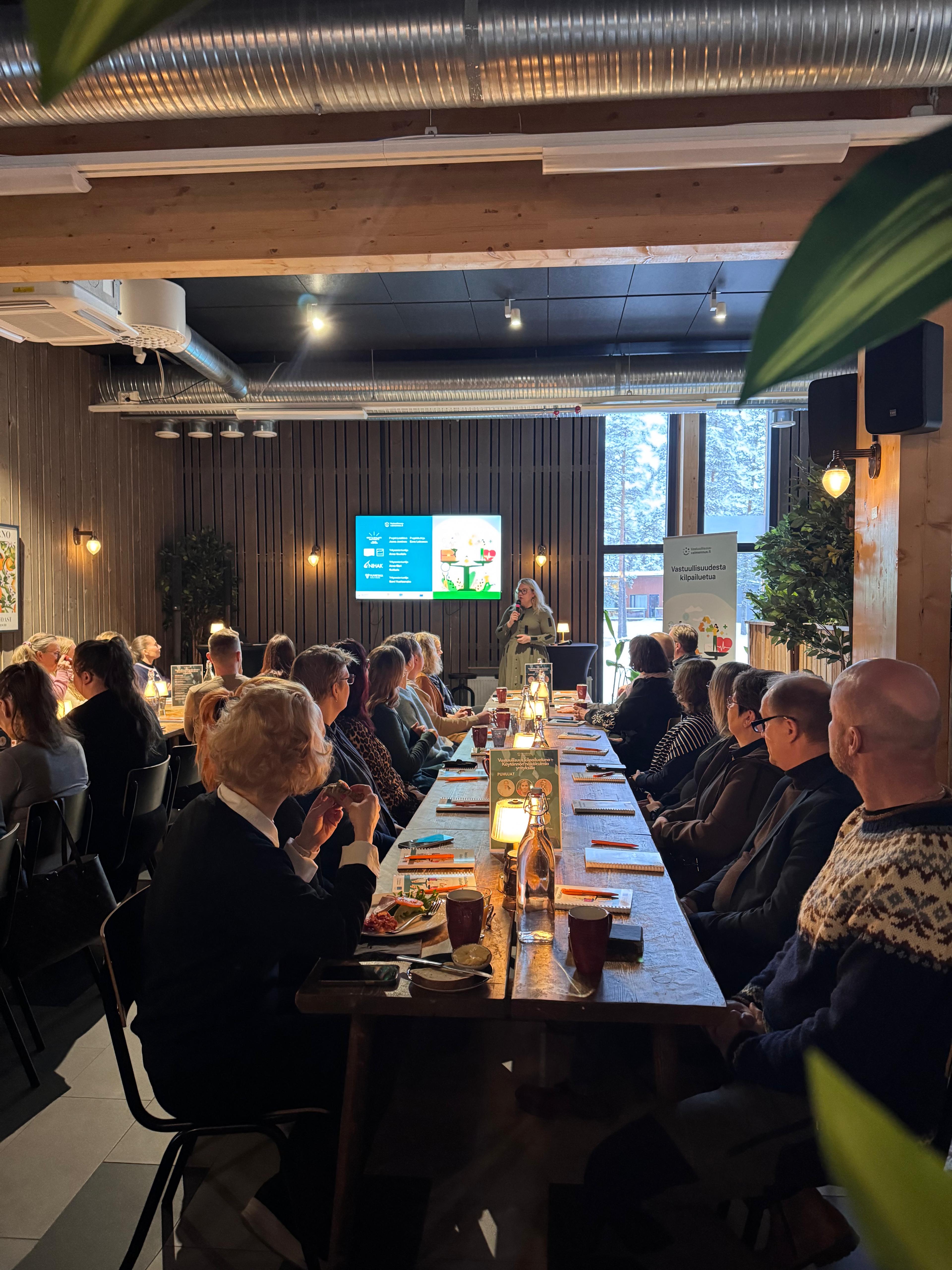 Yleisöä seminaarissa.