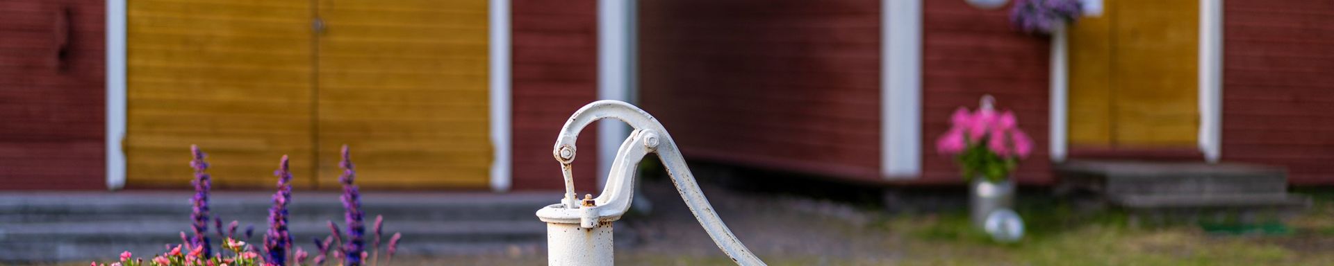 Vanha pihapiiri ja kaivo.